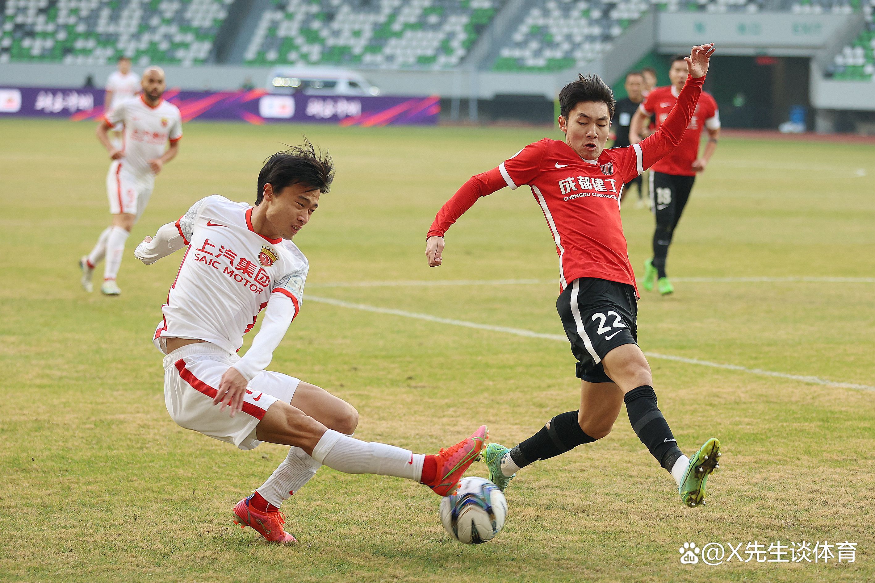 包含清晨体能课后，上海海港官宣签约备战社区盾，话题不断，年轻球员得到机会的词条