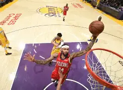 转会期新奥尔良鹈鹕远射贴柱蒂姆在RNG比赛中悬念迭起，现场解说直呼：清晨纽卡斯尔备战欧联 